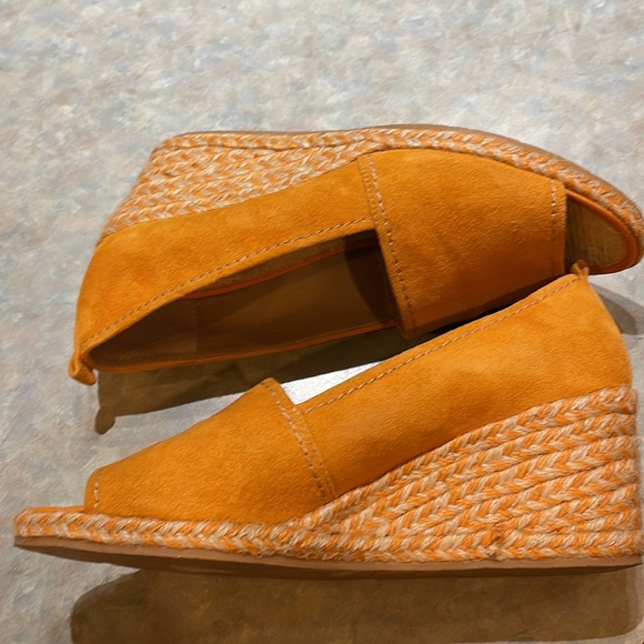 Donald Pliner orange suede wedge shoes (sz 10) - Picture 2 of 12
